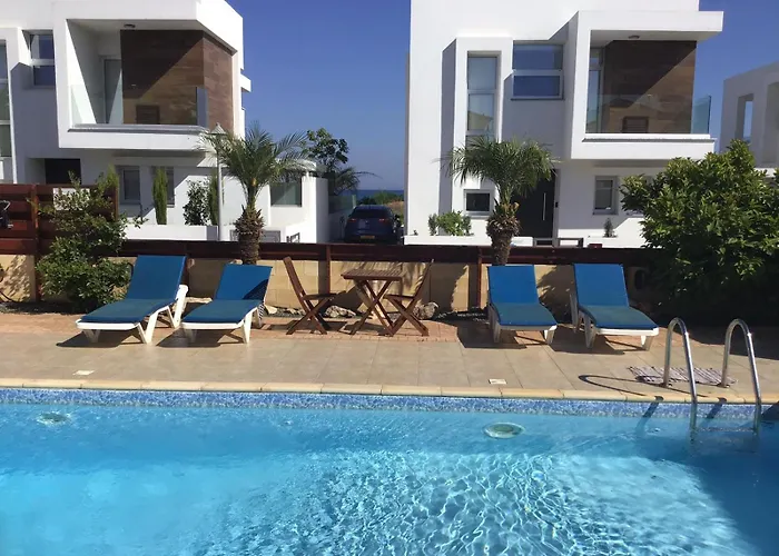 Carolyn Is A Luxury 4-bedroom With Private Pool In * איה נאפה