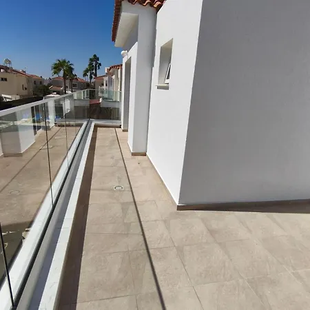 Carolyn Is A Luxury 4-bedroom With Private Pool In וילה *